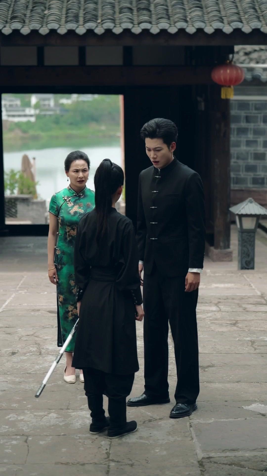 Kriegsheilige: Kronen aus Blut und Zeit