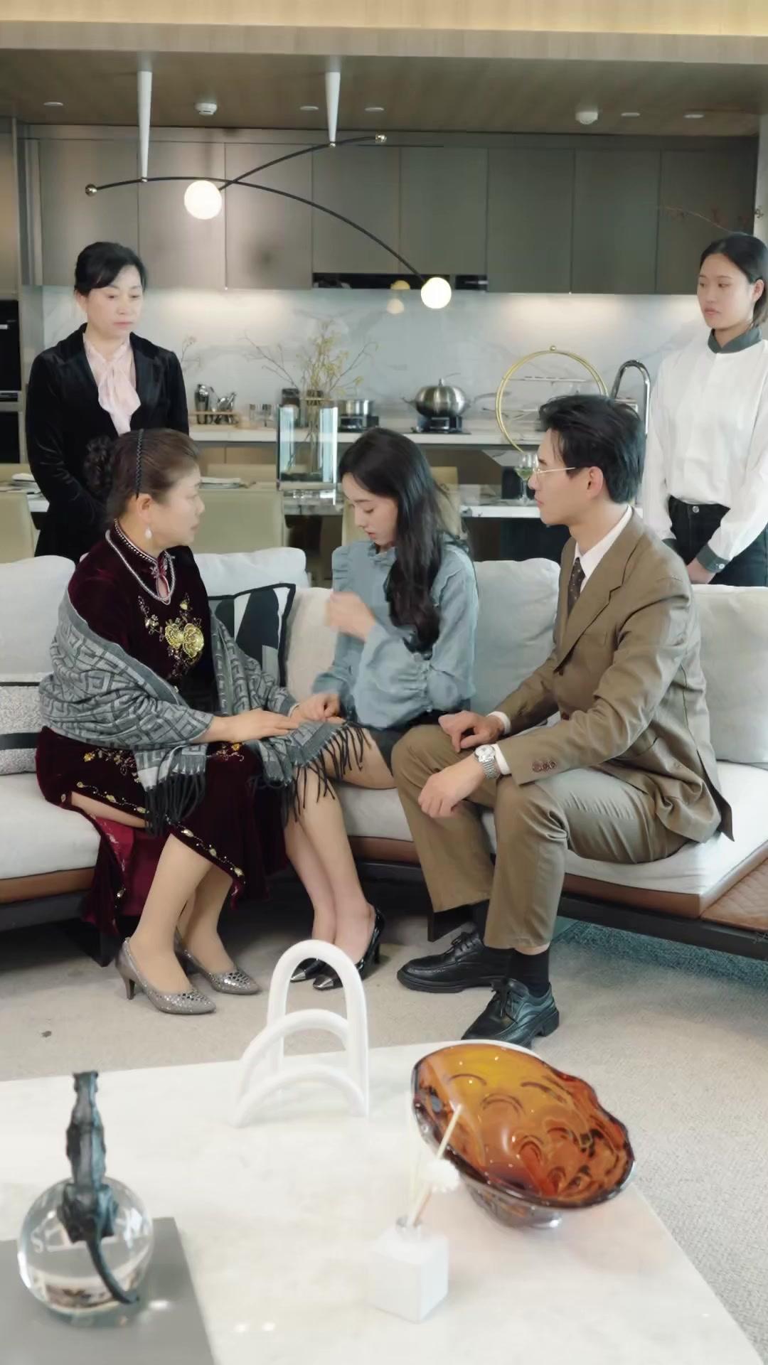 彼女は生贄だった