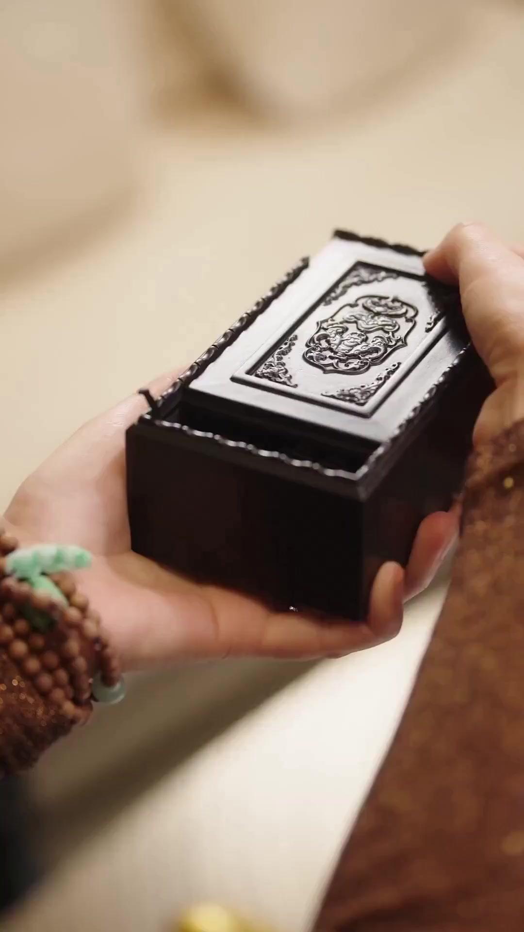  حين أرفع يدي يهتز العالم