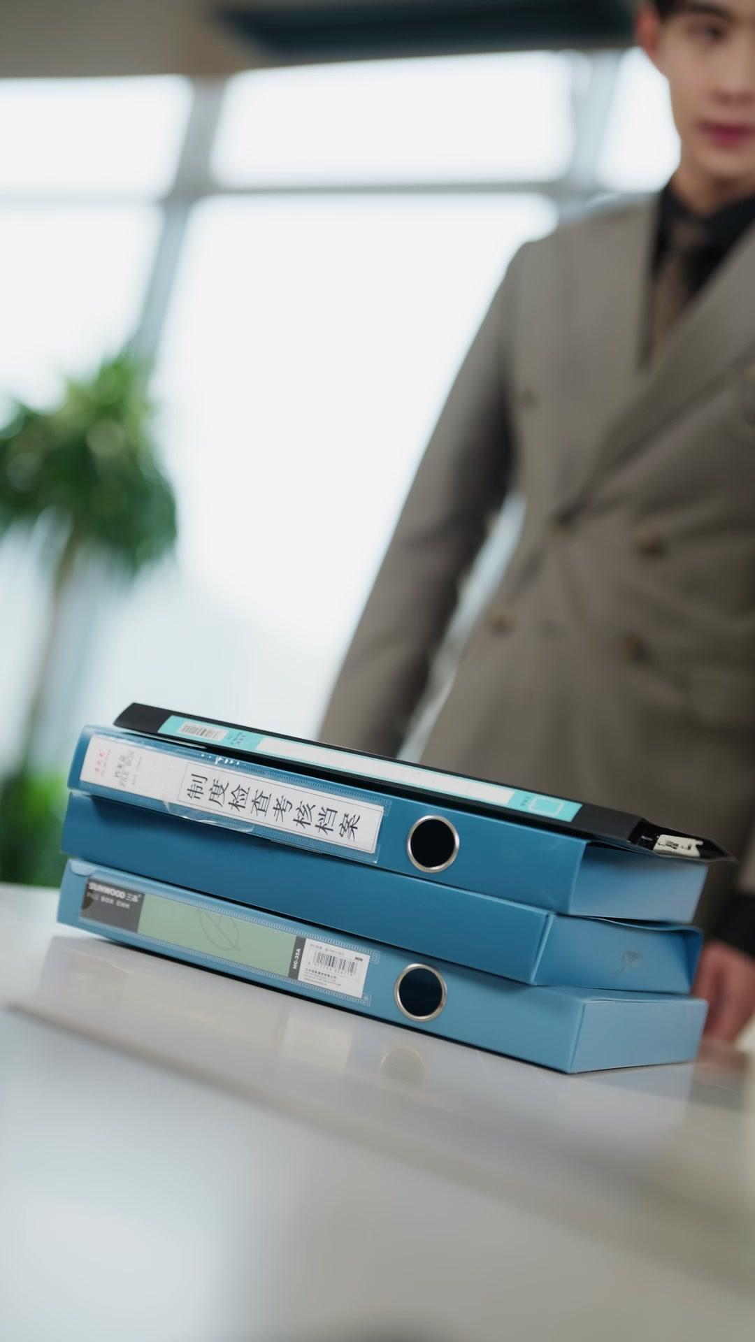 她當眾求婚白月光那天