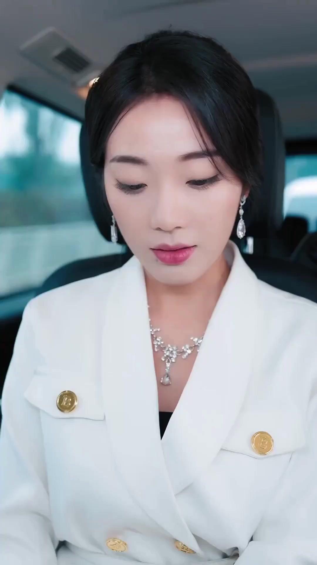 (Lồng tiếng) Không Thể Chạm Tới