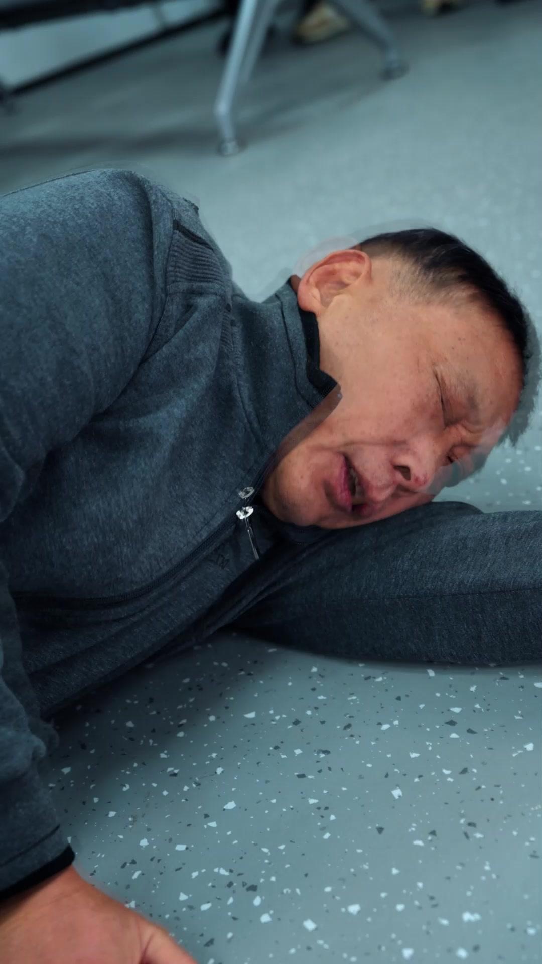 Namorada Errada, Irmã Certa