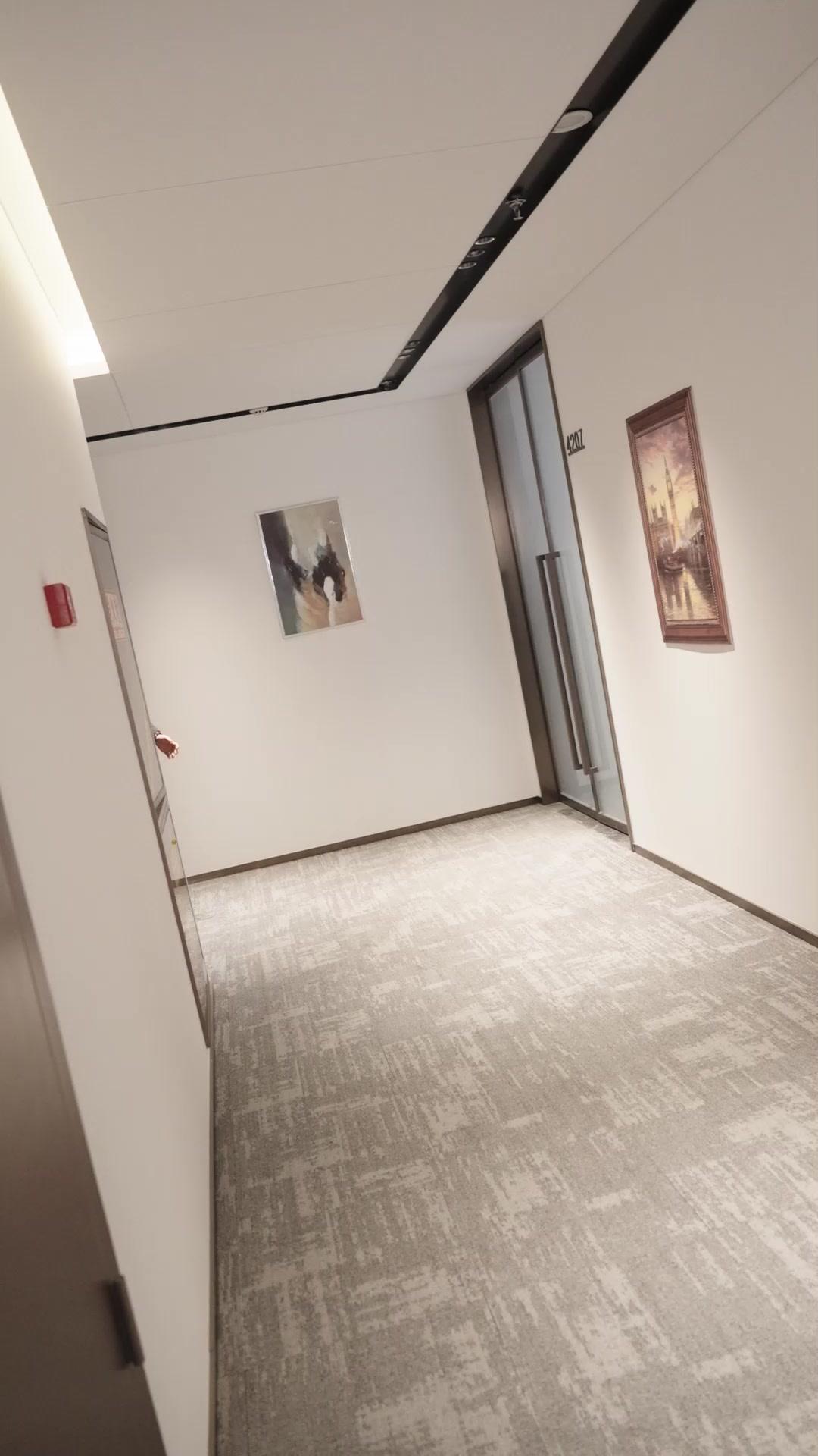 D'AMANT SECRET À PDG À LA MAIN DE FER