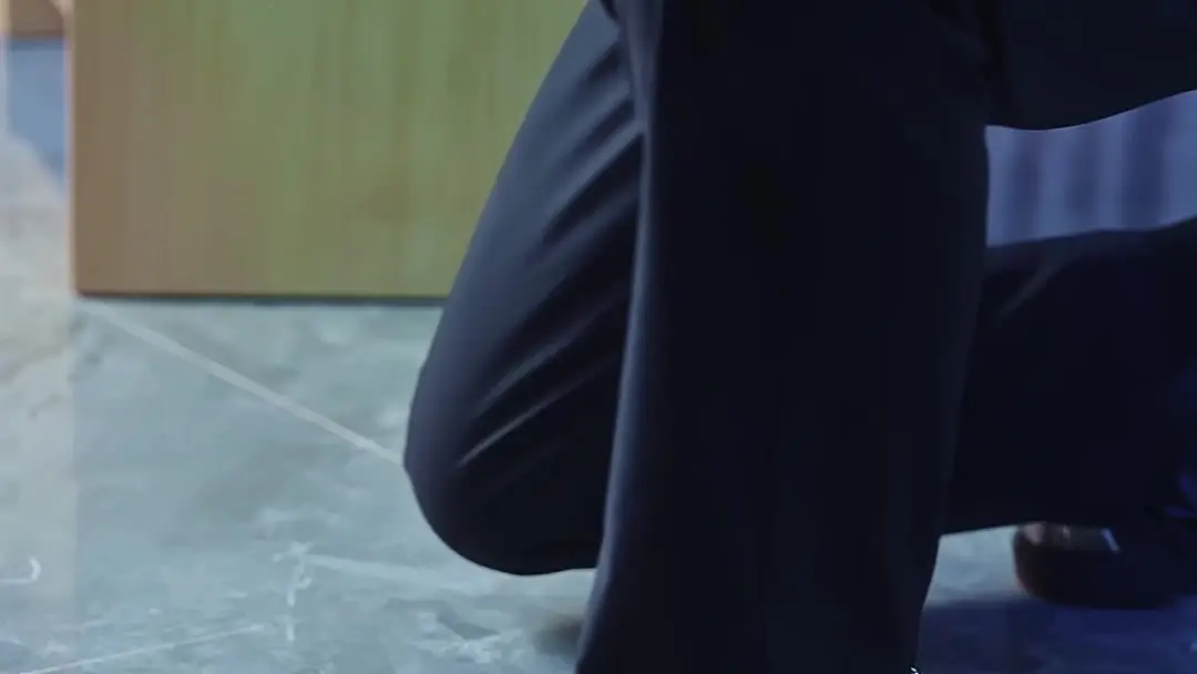 Campus Queen Falls for Me After My First Love Betrayed Me: The Silence Between Two Glances