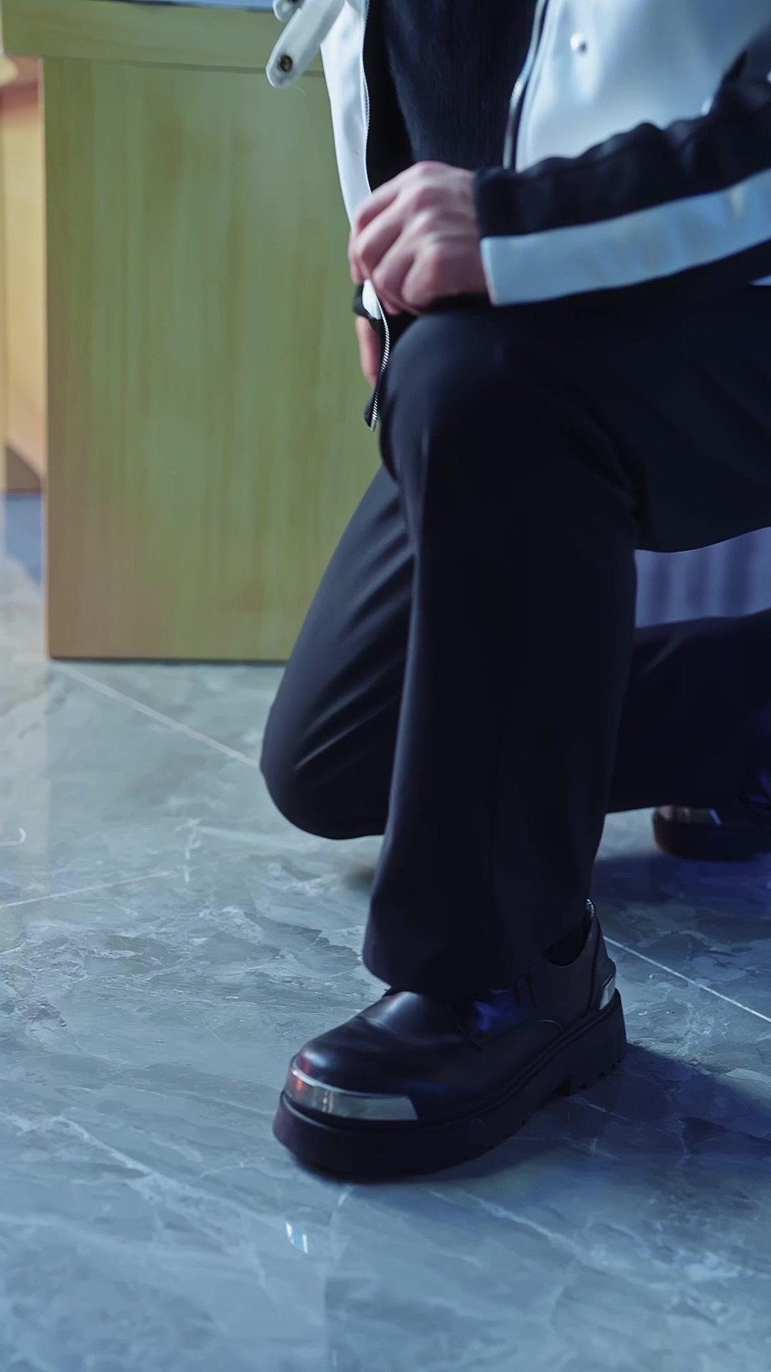 Campus Queen Falls for Me After My First Love Betrayed Me