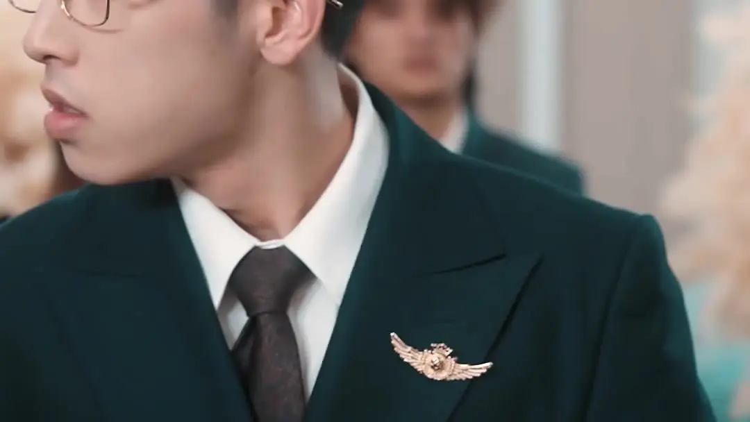 綠西裝男的微表情，才是千金之淚的靈魂