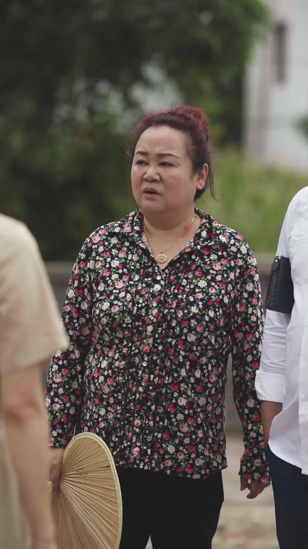 Nona Direktur yang Asli dan Palsu