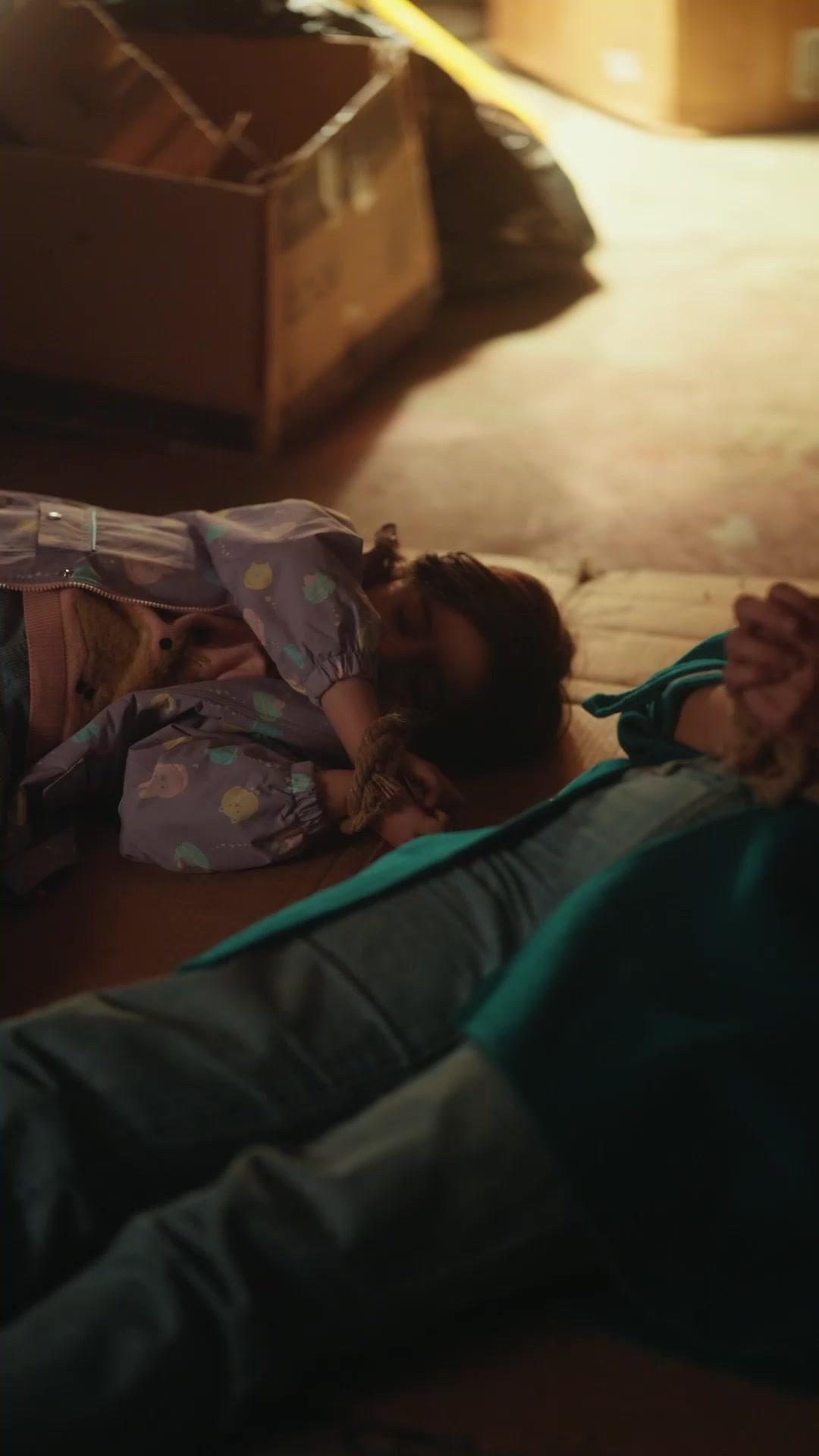 Wake up Daddy! Mommy is Dying！