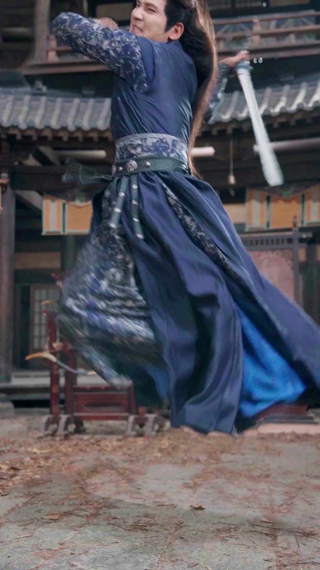 Desenvainó y todos se arrodillaron