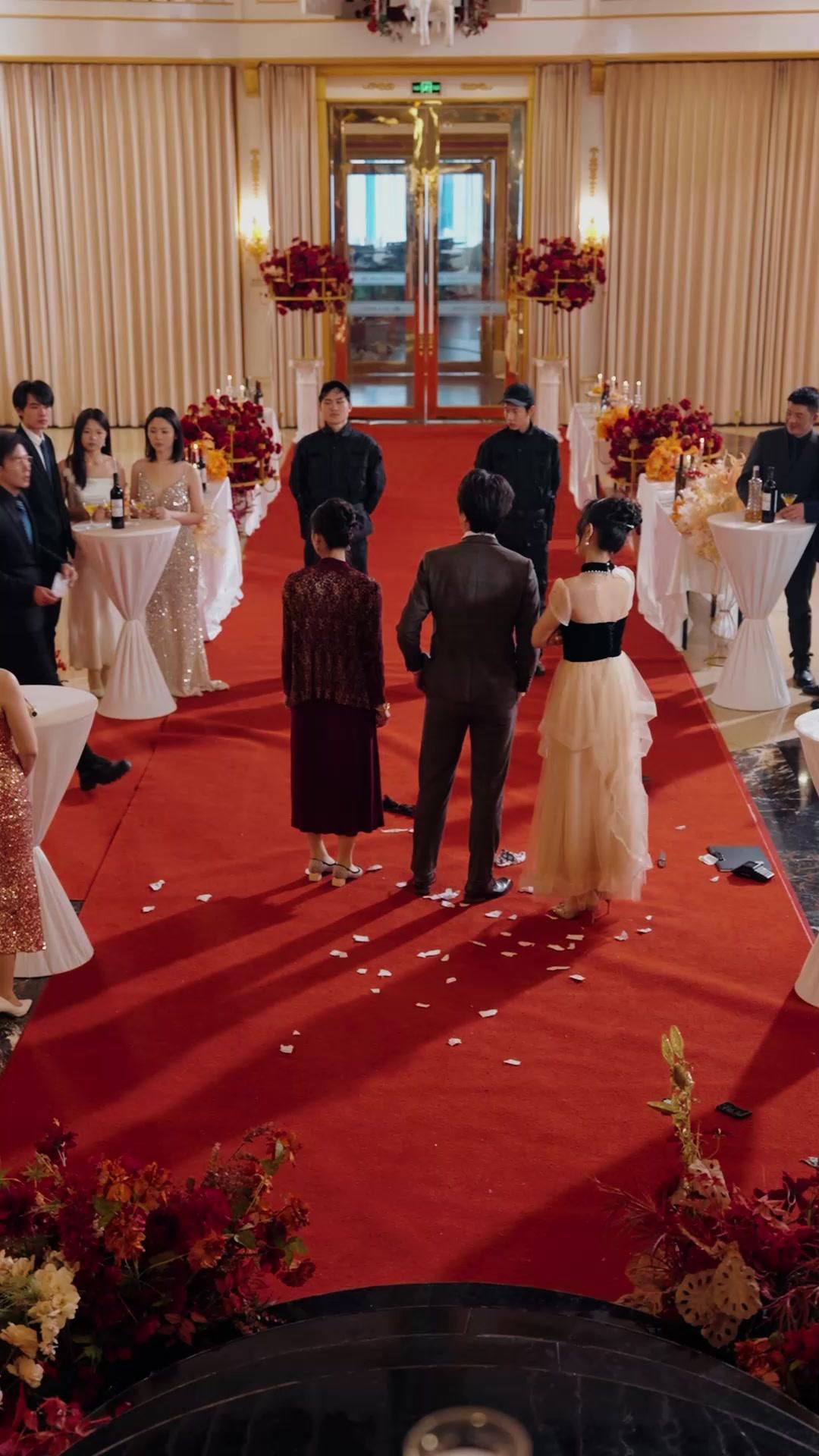 Khuôn Mặt Bà Già