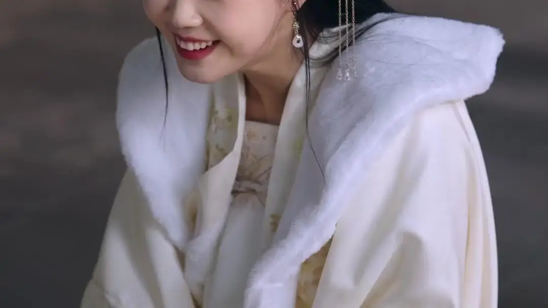 Sword of the Hidden Heart: When Fur Meets Fabric—Li Xue’s Quiet Siege on Chen Wei’s Resolve