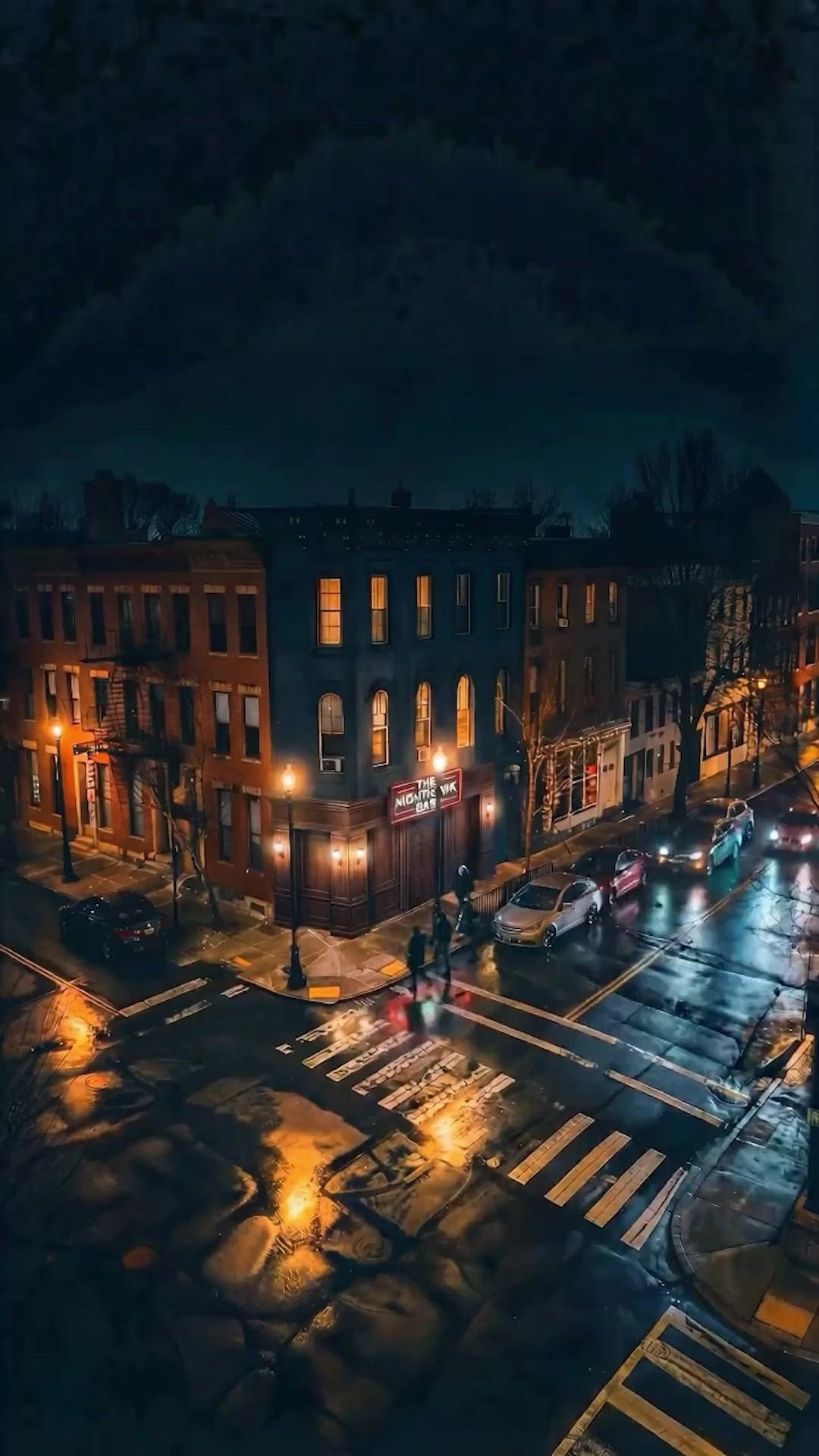 حامل وتحت حمايته