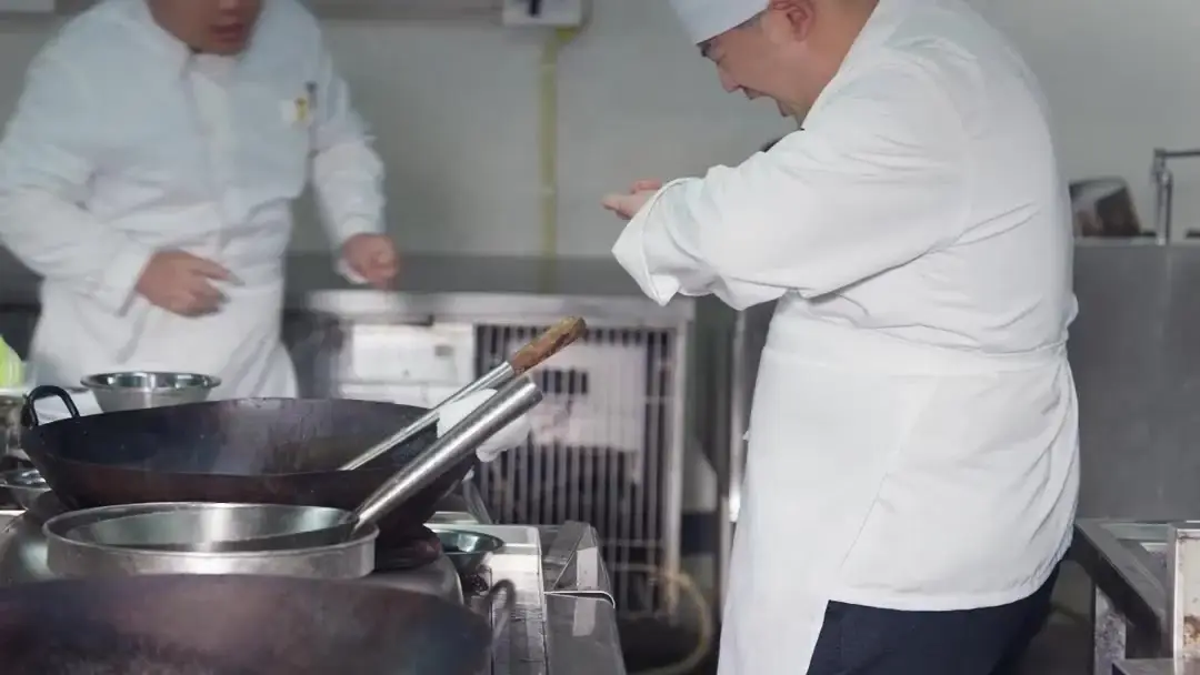 The Missing Master Chef: The Kitchen as a Mirror of Broken Minds