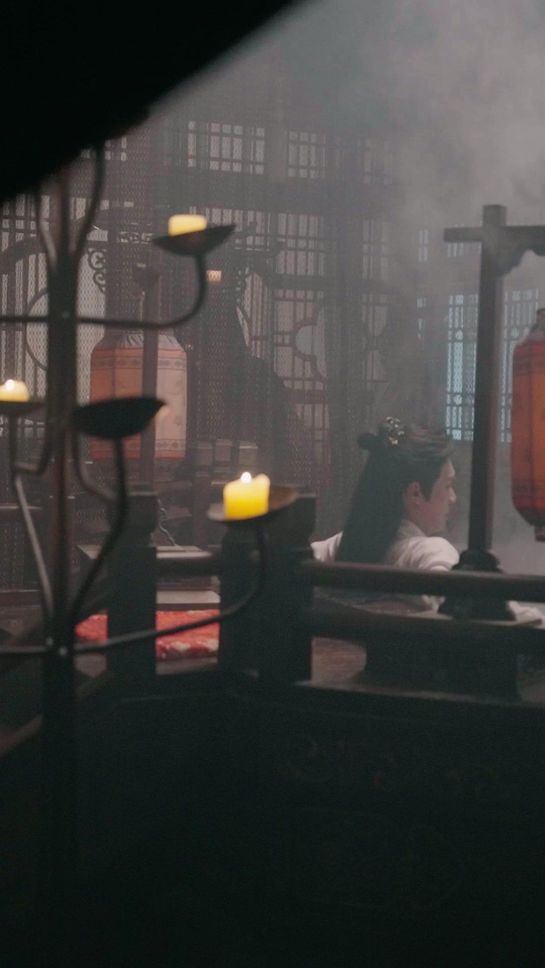 AU-DELÀ DU TRÔNE, L'AMOUR