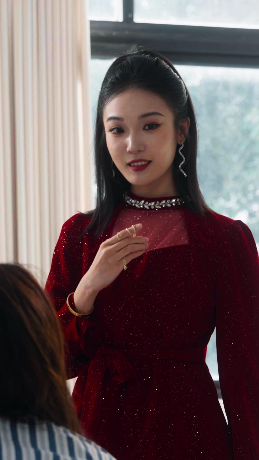 Pacarku Kaya, Hidupku Sempurna