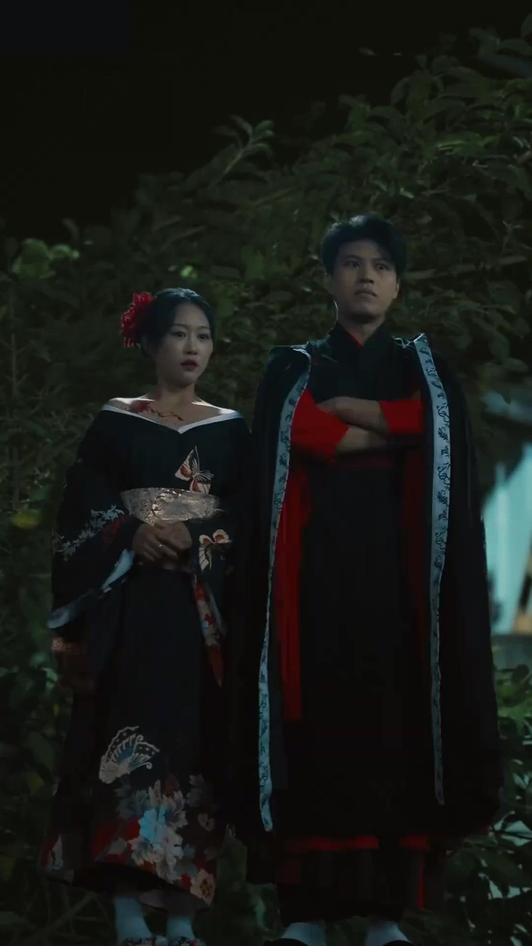 (Doblado) Alzo el filo del Este