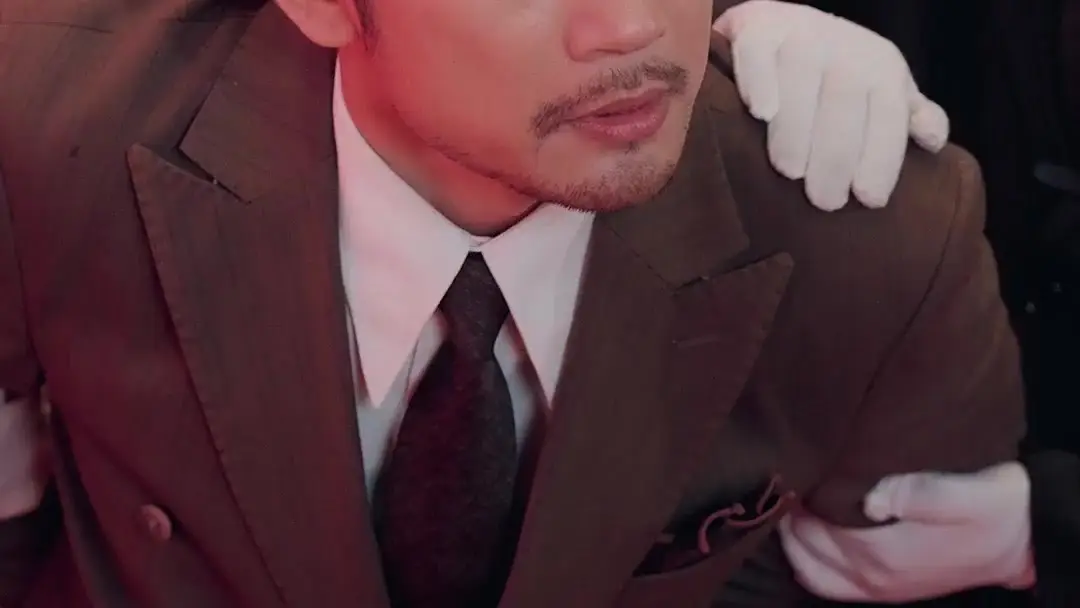 She Didn’t Cry—She *Performed* Grief