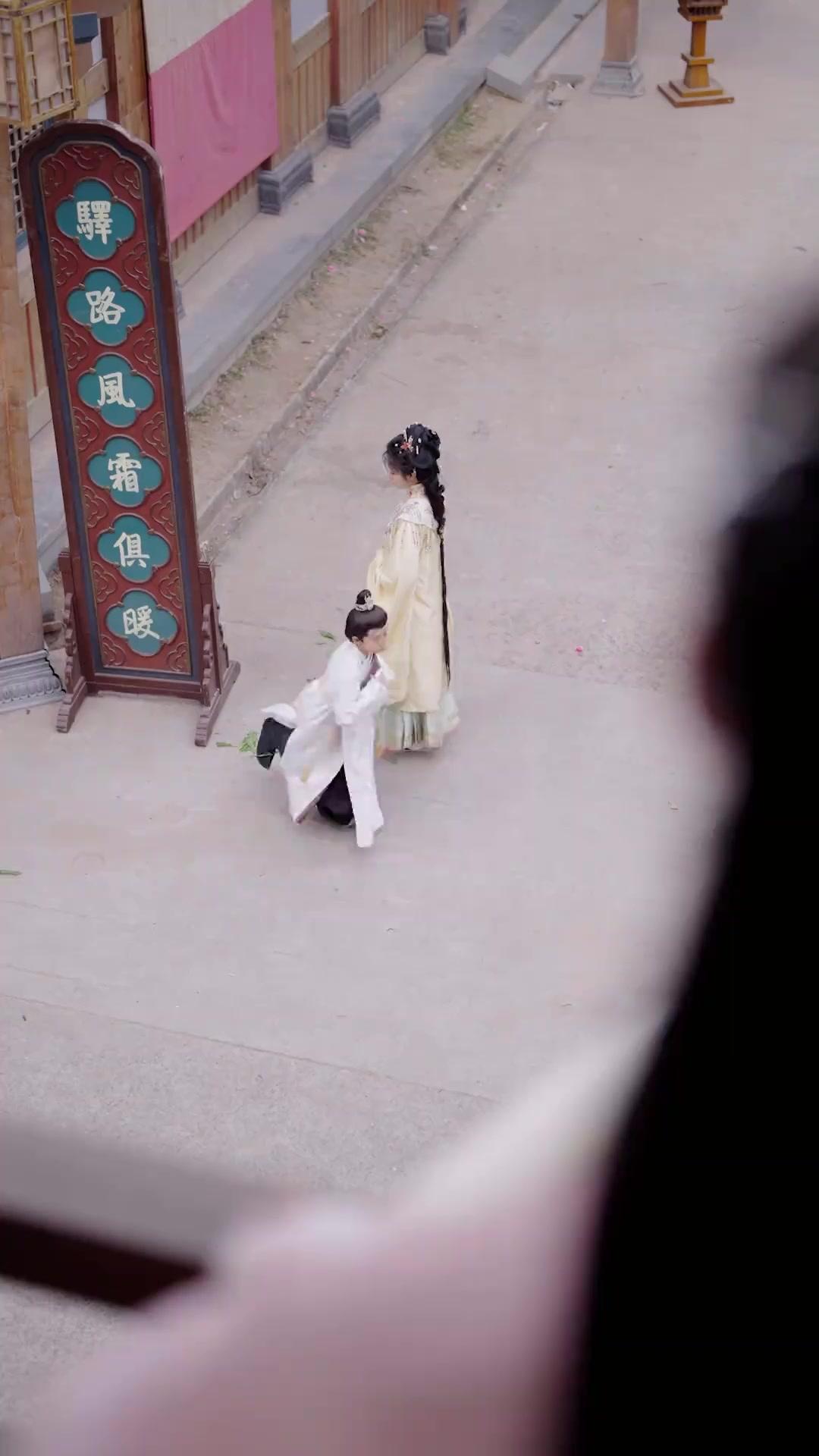 세자가 날마다 매달리네