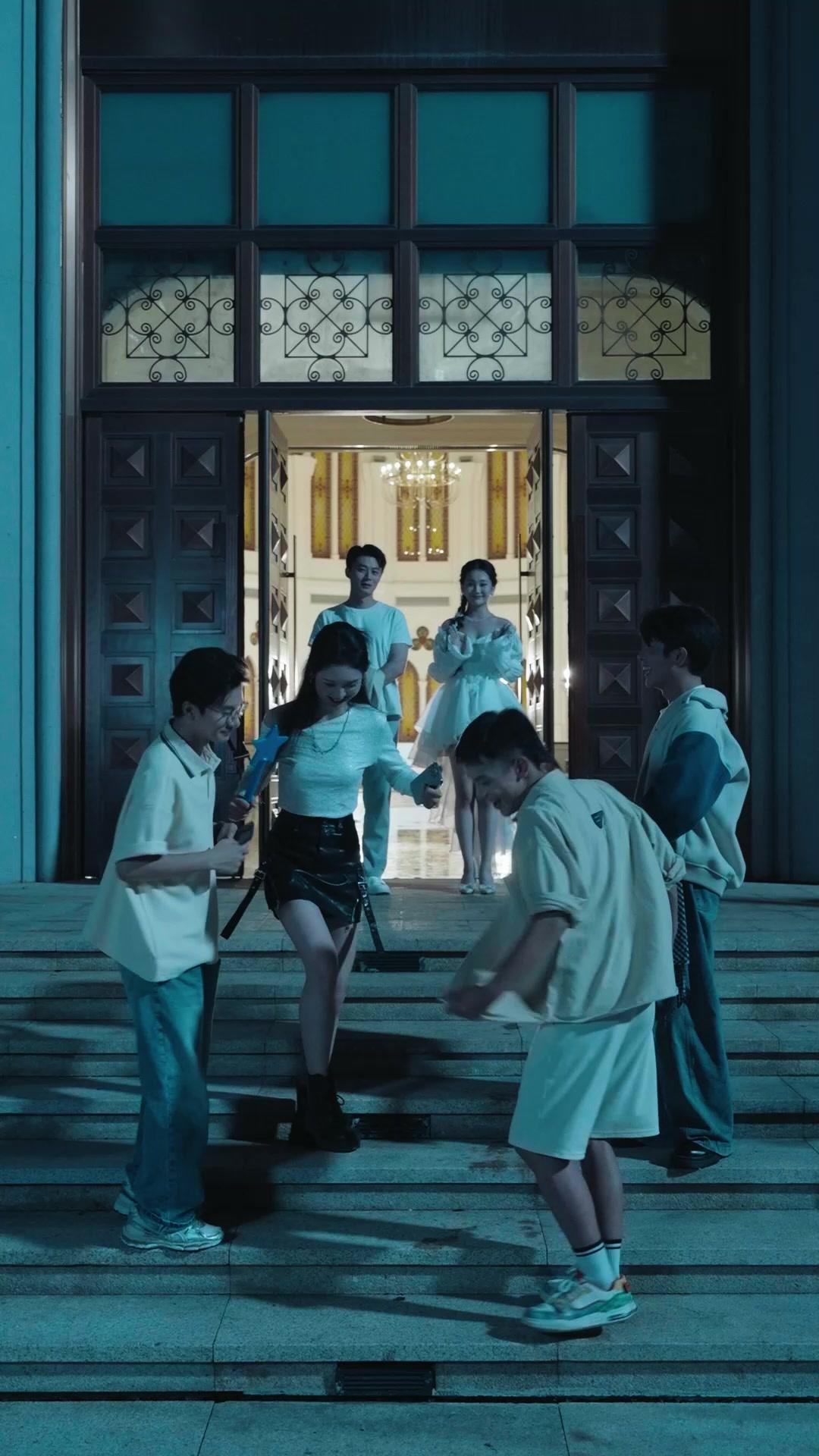 Nueva profesora: bella e imponente