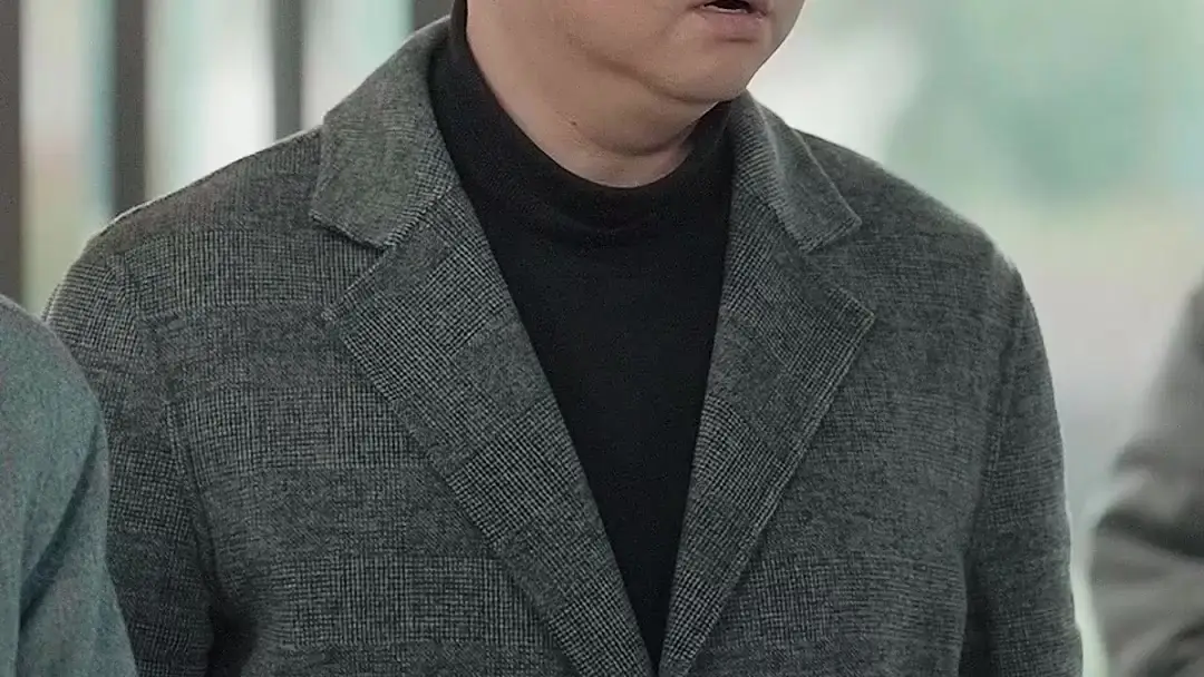 Thief Under Roof: When the Floor Becomes a Confessional