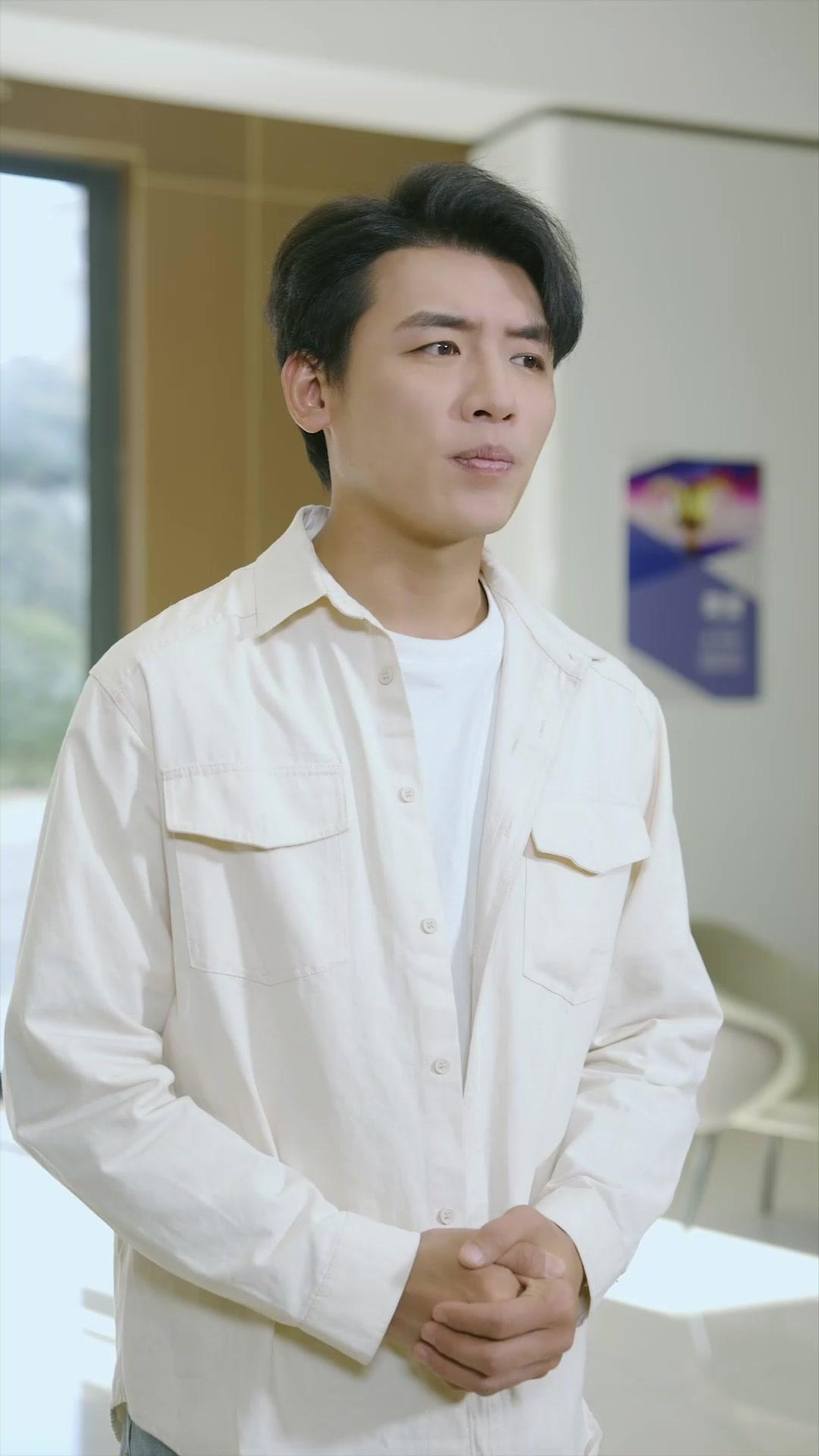  ملكة جمال الجامعة تقع في حب سباك