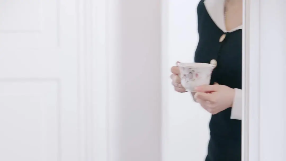 거지 남편은 재벌, 컵을 떨어뜨린 그 순간의 심리전