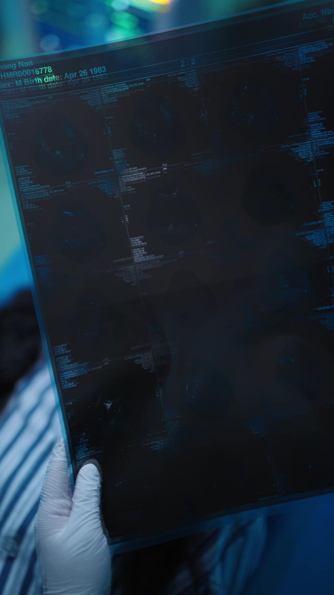 Skrip Di Tangan, Dunia Milikku