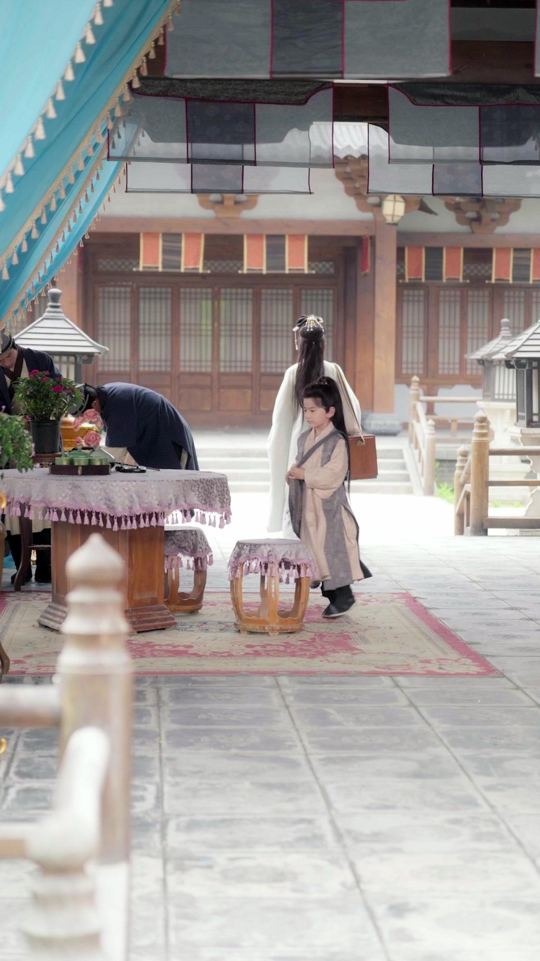 Mom, Daddy is the Prince!