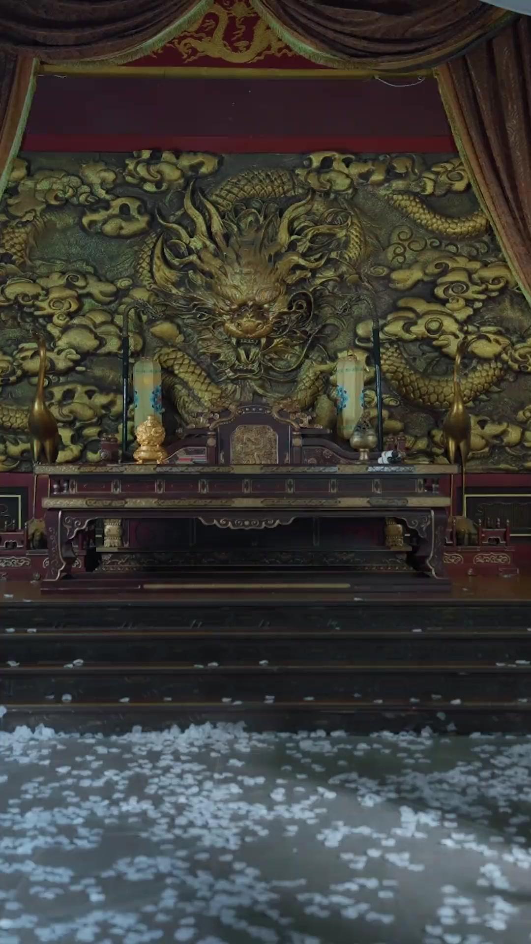 أبي الإمبراطور يختار المحظيات وأنا أحسم الأمر