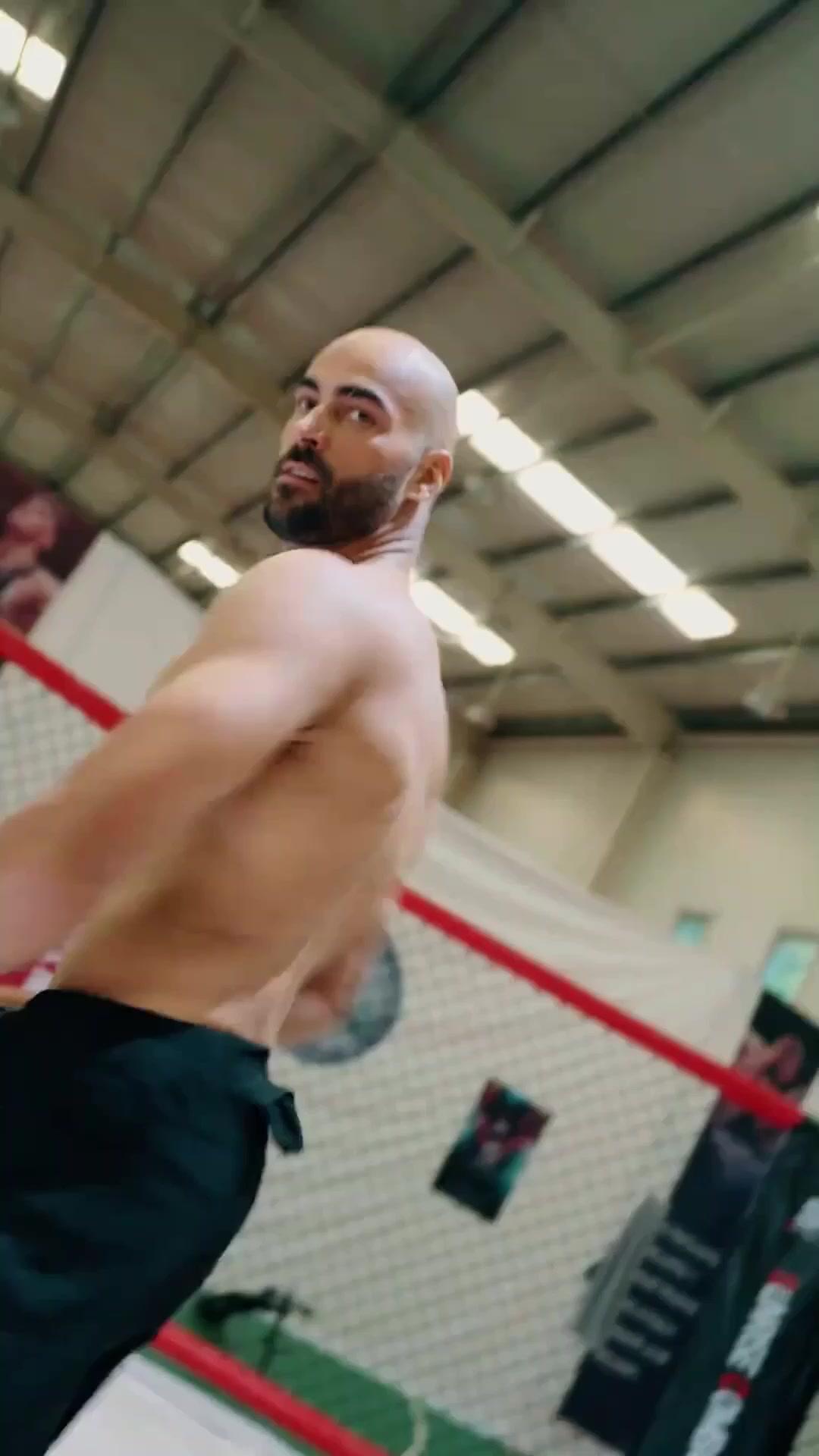 (Doblado) Los puños del engaño