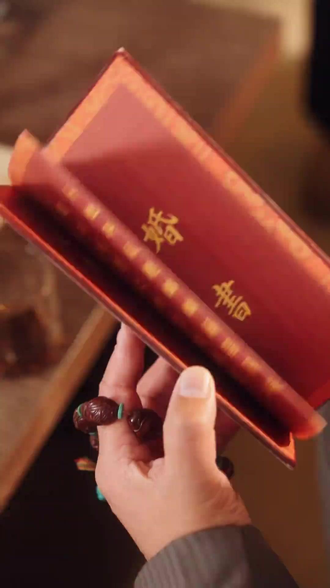 لا تعبث بساحرٍ يخفي أسراره