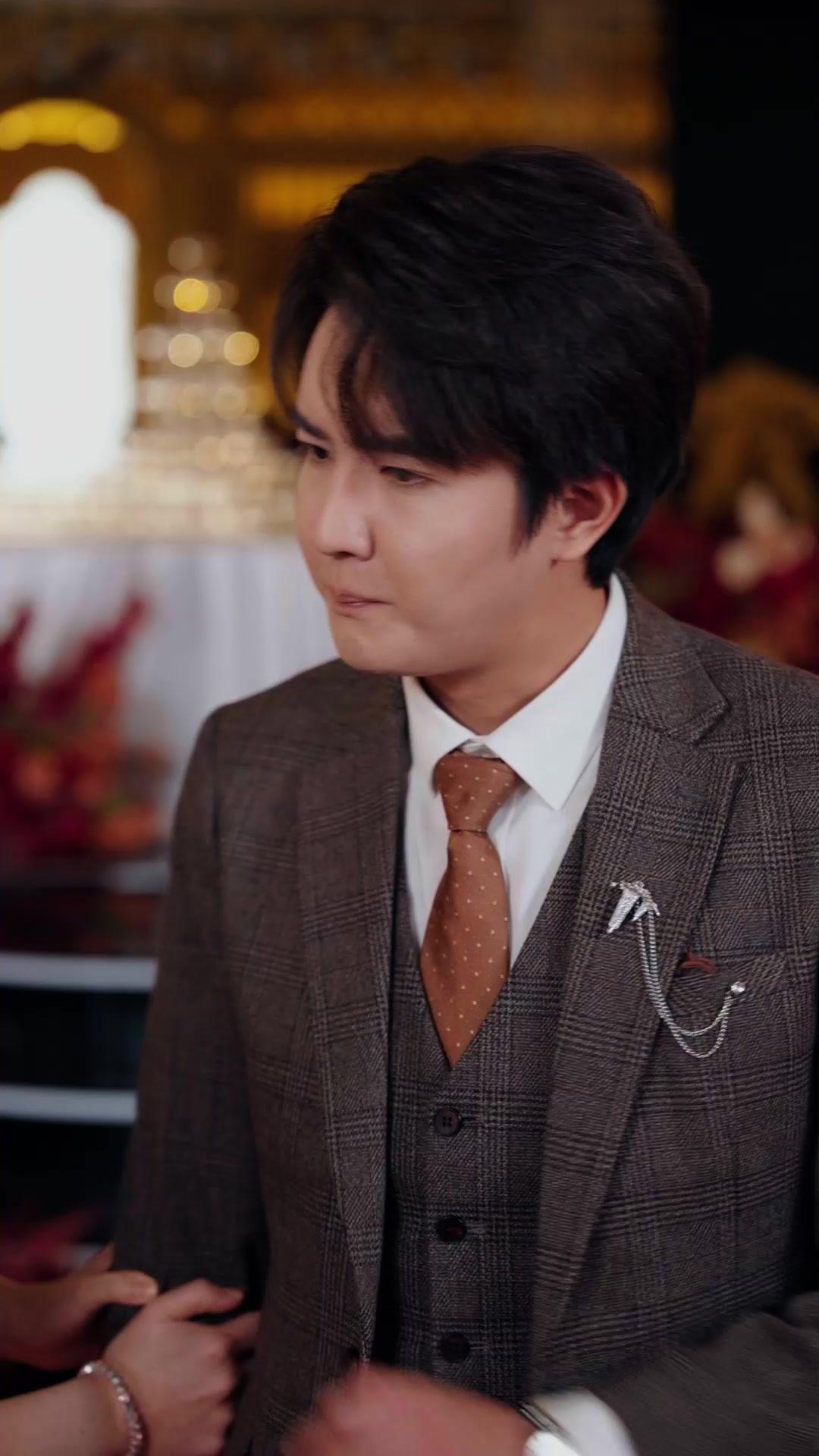 Khuôn Mặt Bà Già