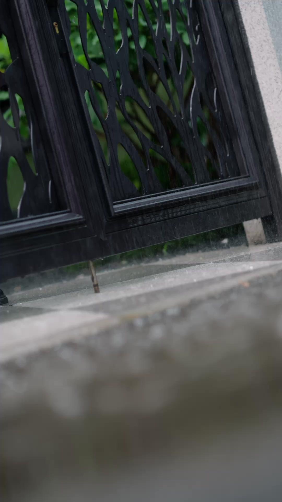 Dalam Pelukannya, Aku Bebas