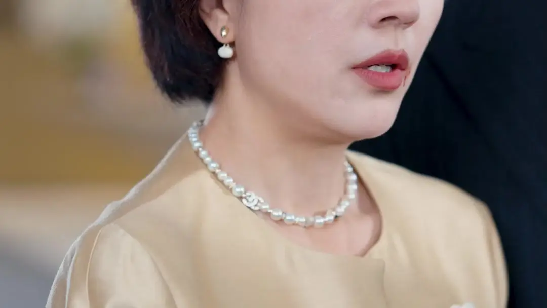 与君白首此人间 ep-1：珍珠扣下的裂痕，谁在替她擦血