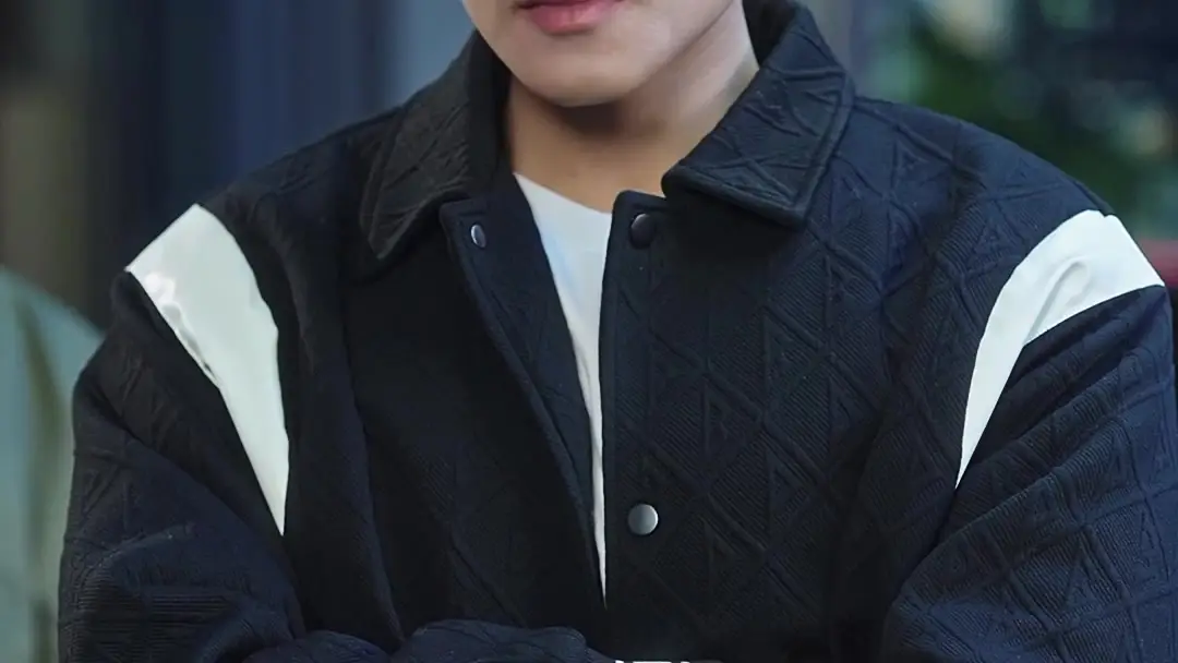 Campus Queen Falls for Me After My First Love Betrayed Me: When Headphones Speak Louder Than Words