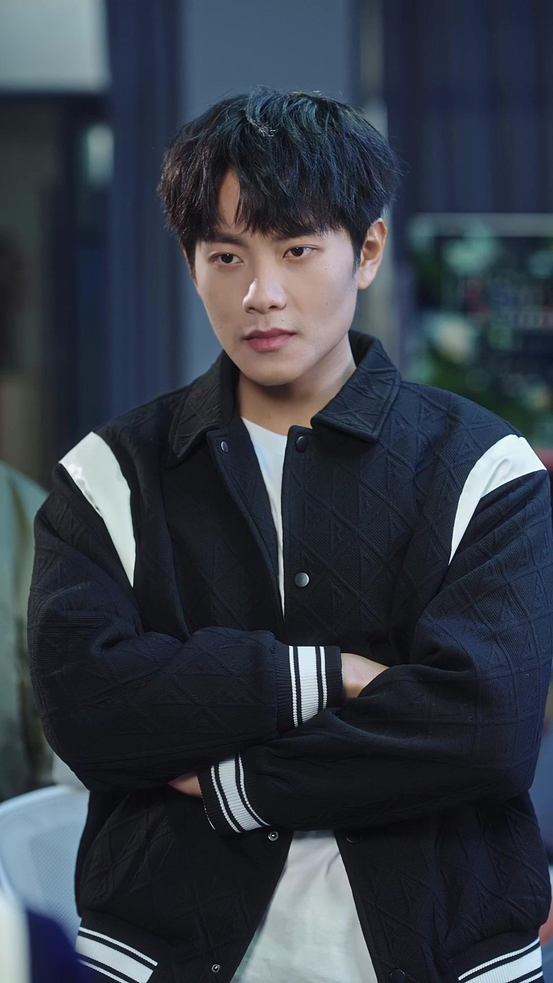 Campus Queen Falls for Me After My First Love Betrayed Me