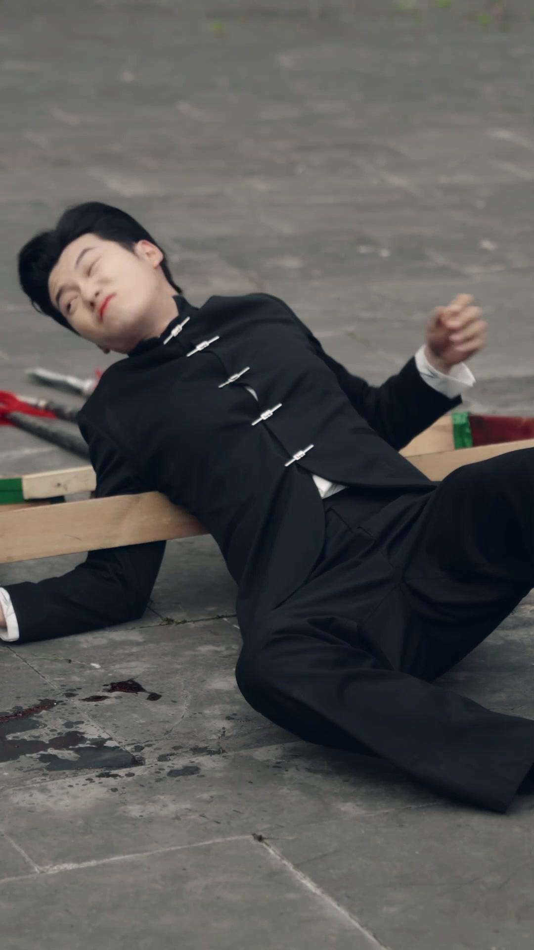 Kriegsheilige: Kronen aus Blut und Zeit