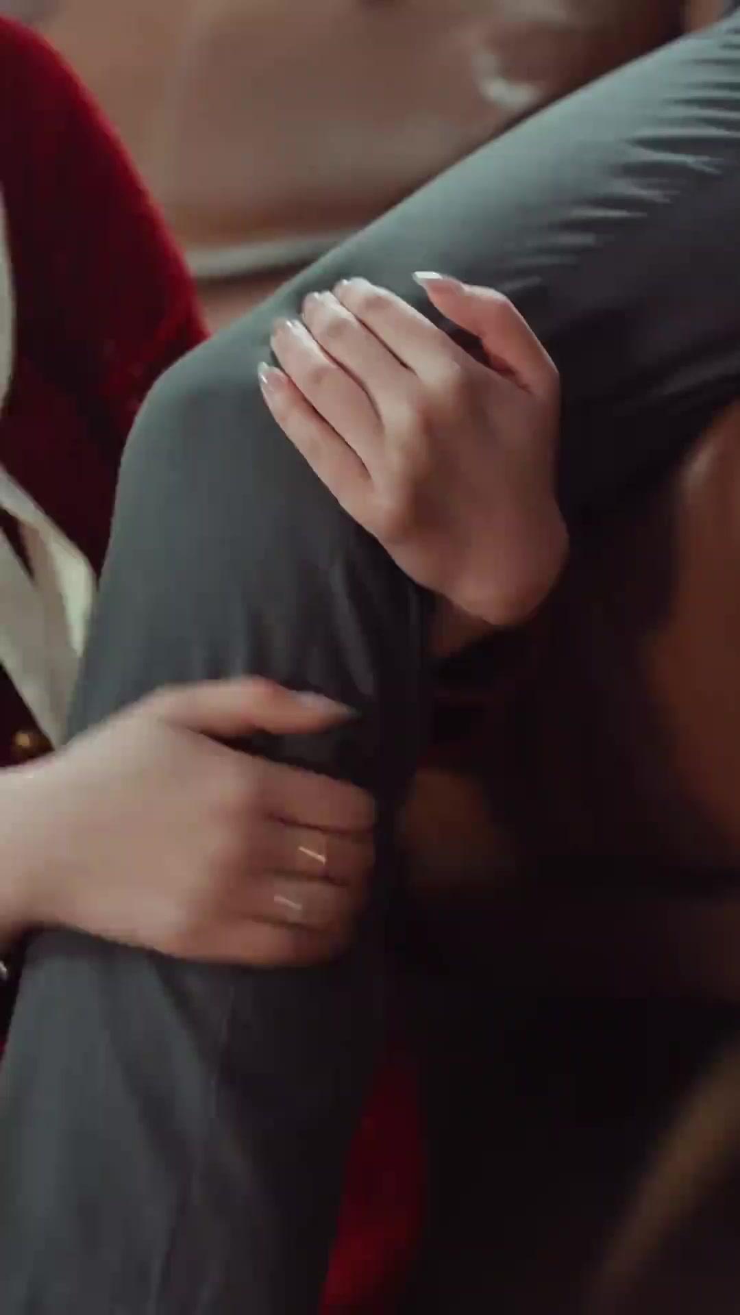 Dia turun bak anugerah Ilahi