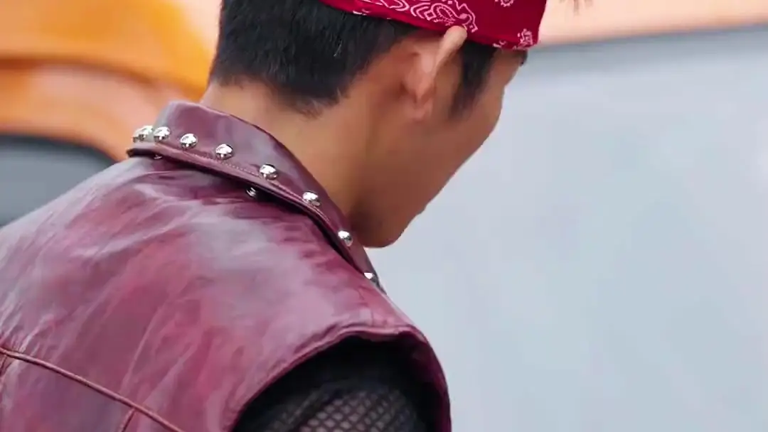 (مدبلج) سائق الشاحنات، أقوى مما تتخيل: عندما يتحول الطريق إلى مسرح للصراع الخفي