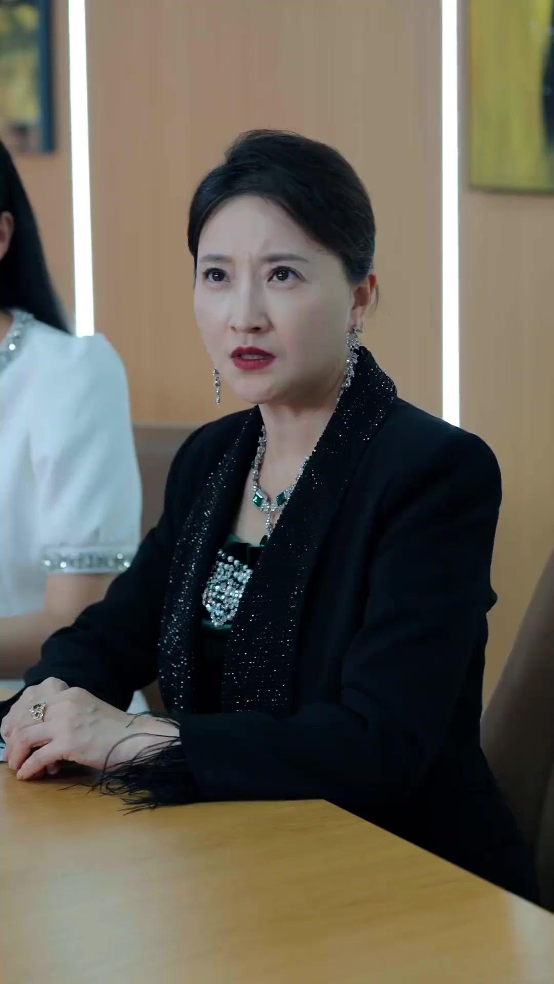 Di Balik Senyum Palsu