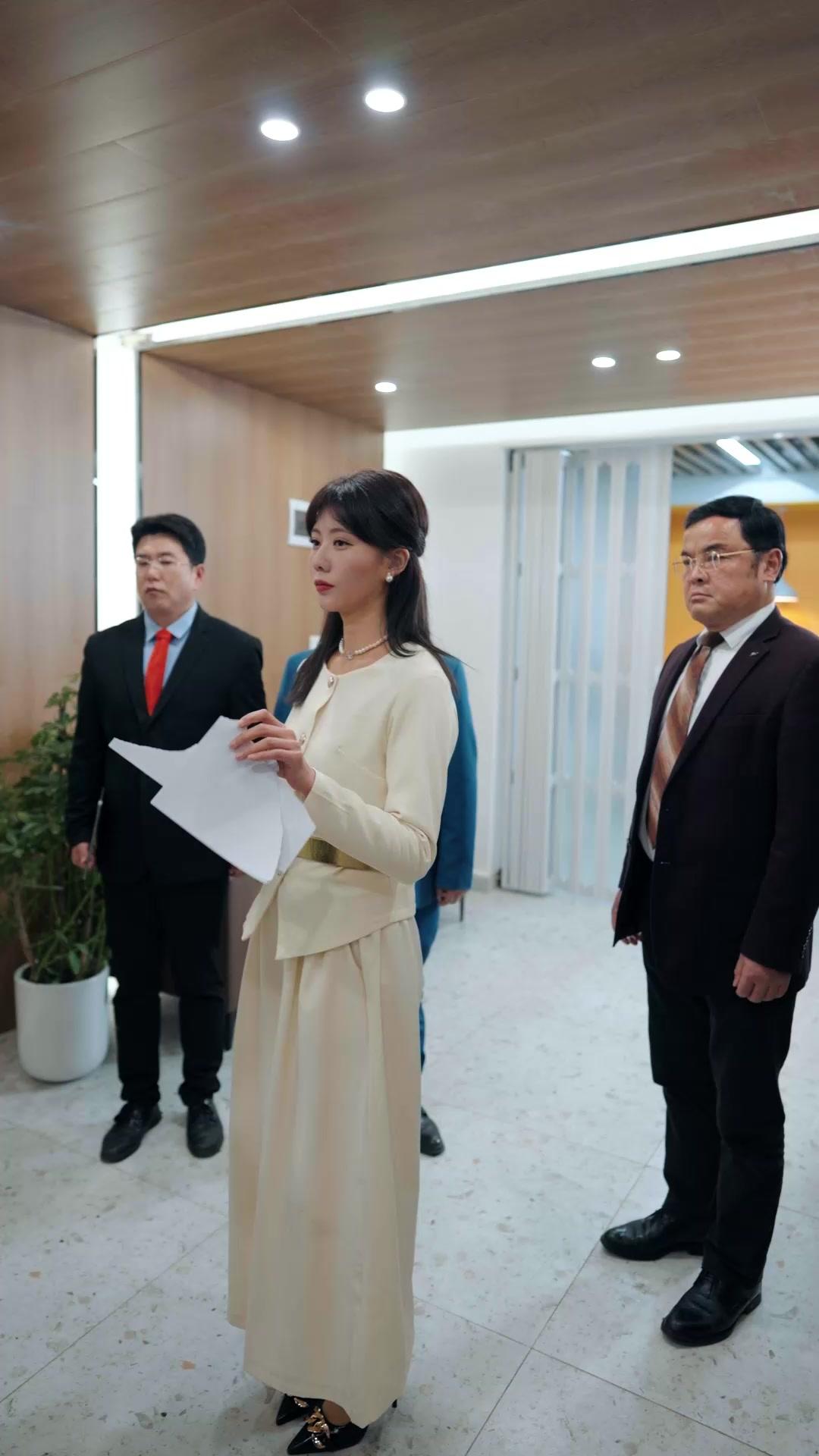 Khuôn Mặt Bà Già