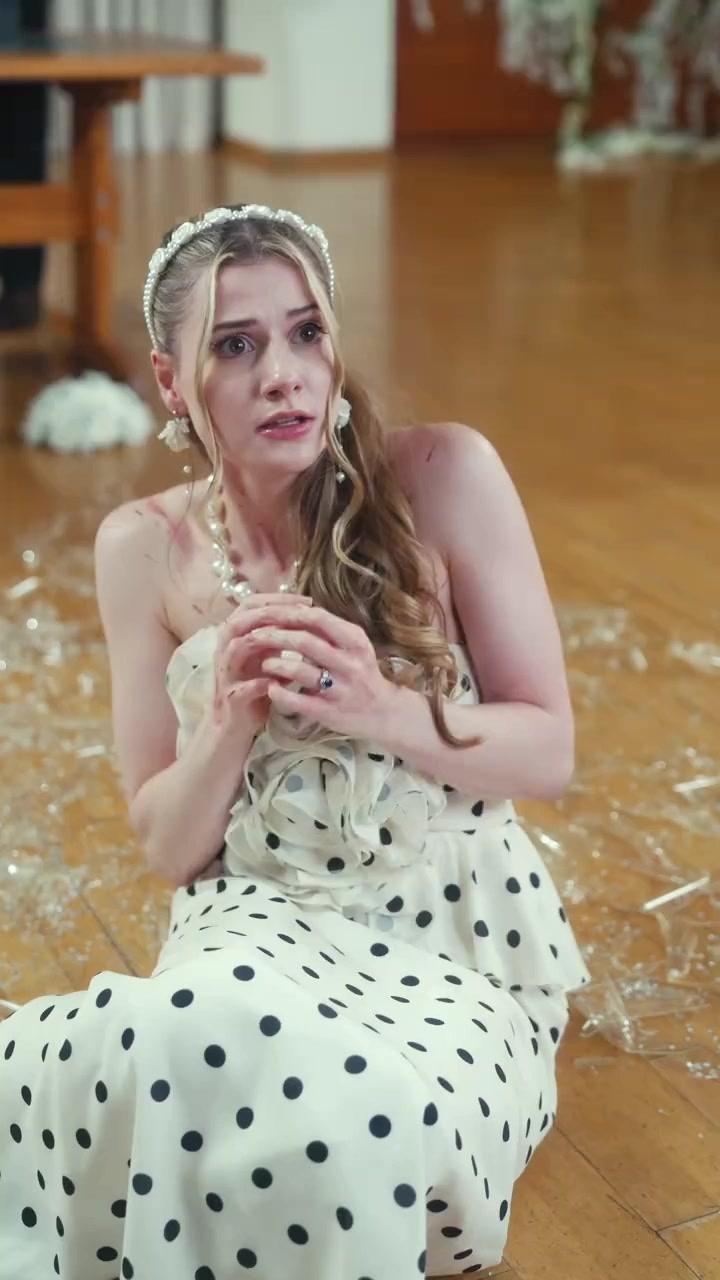 After Switched Fiancé, I Married a Mafia Boss