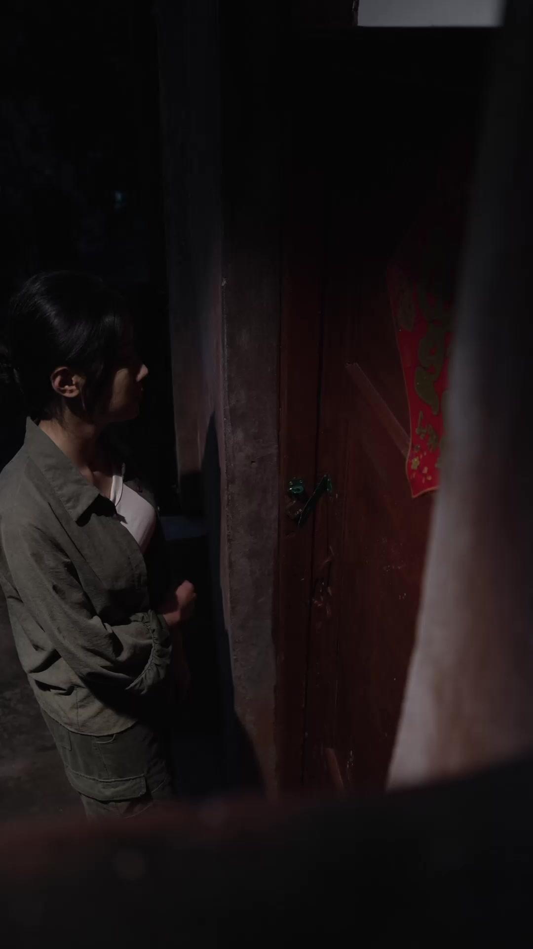 DEMI-MORT, DEMI-VIVANTE