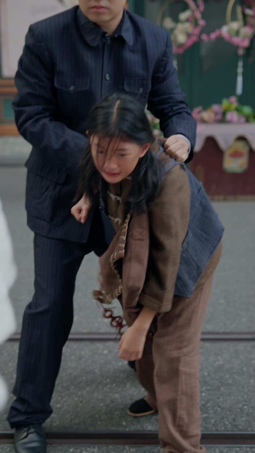 LA PETITE MAÎTRESSE DES OMBRES