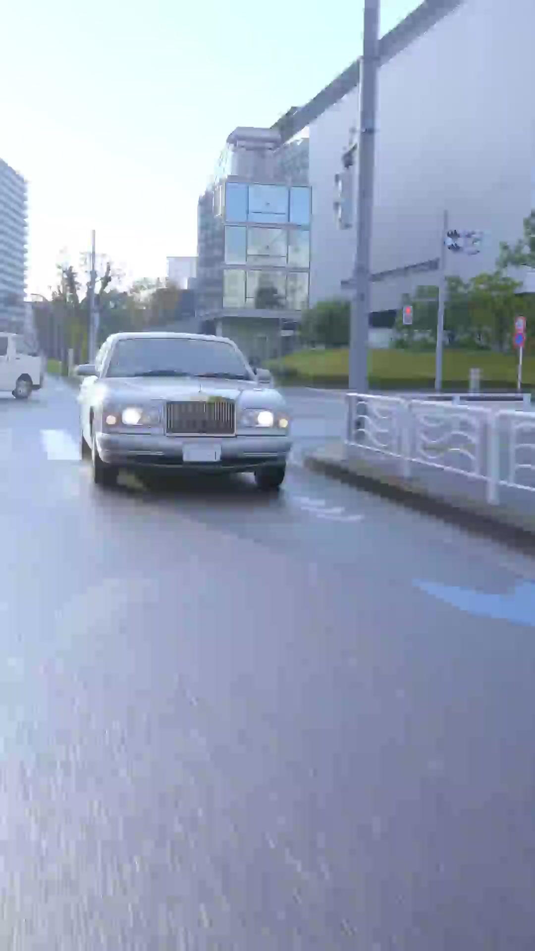 LE RETOUR TRIOMPHAL DU JEUNE PRÉSIDENT PARTI DE RIEN