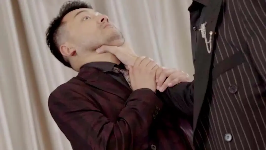 離婚後，高冷前妻夜夜數淚：當獅子吊墜亮起，整個宴會廳都在說謊