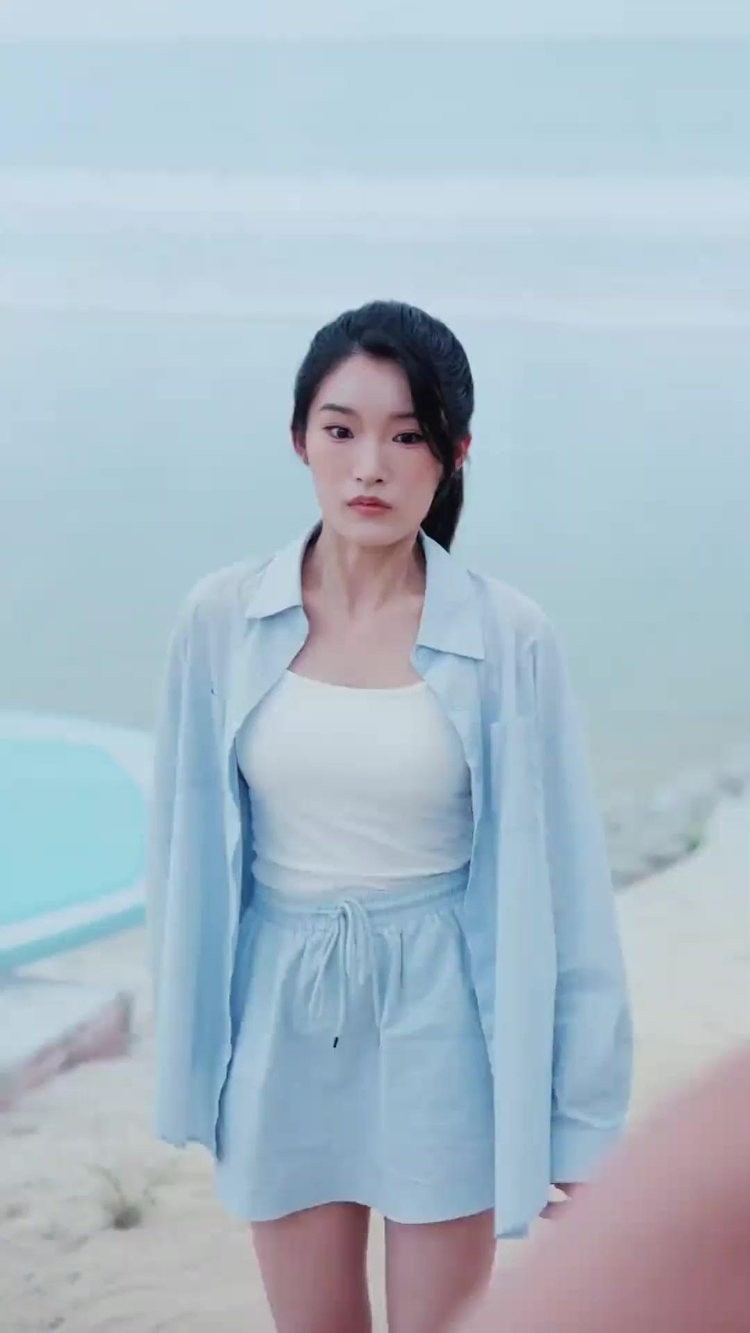 (Dublajlı) Köpekbalığı Adası