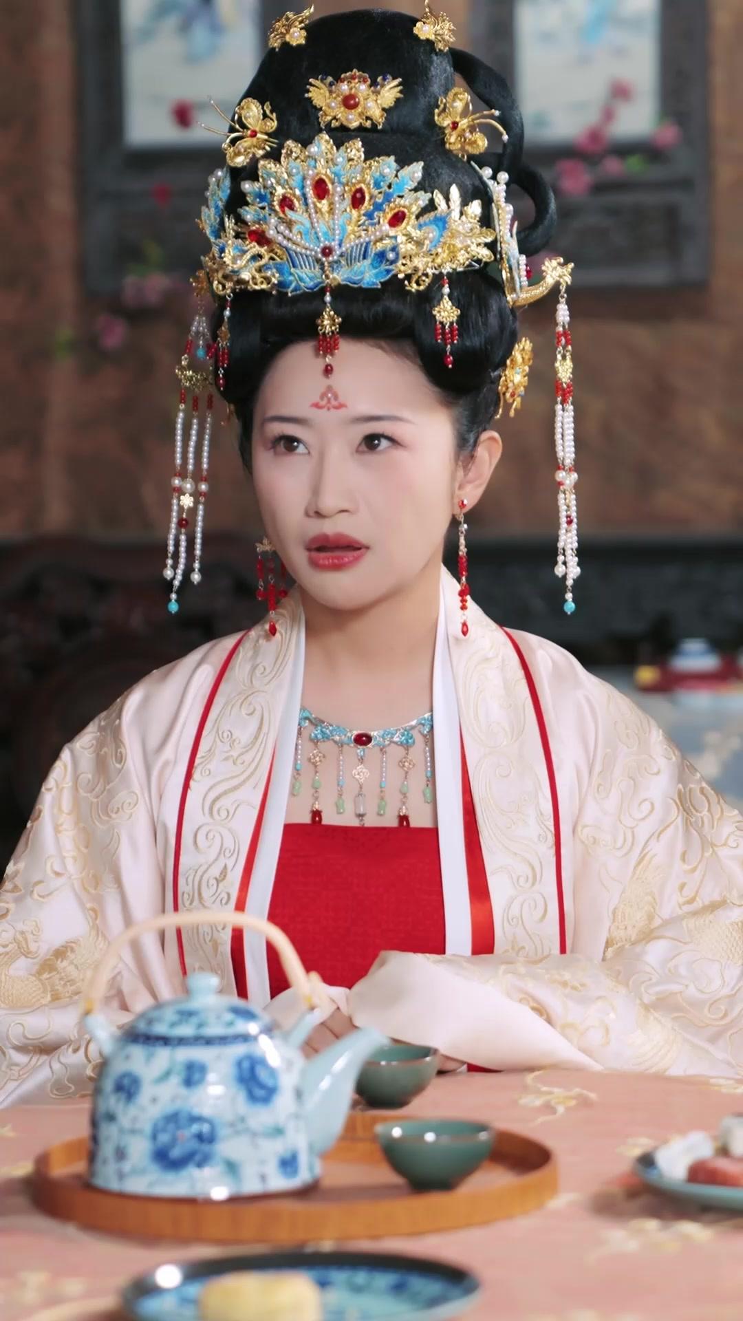  Putri Hoki Bikin Heboh Istana