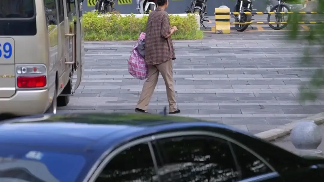 When Memory Walks Through the Door