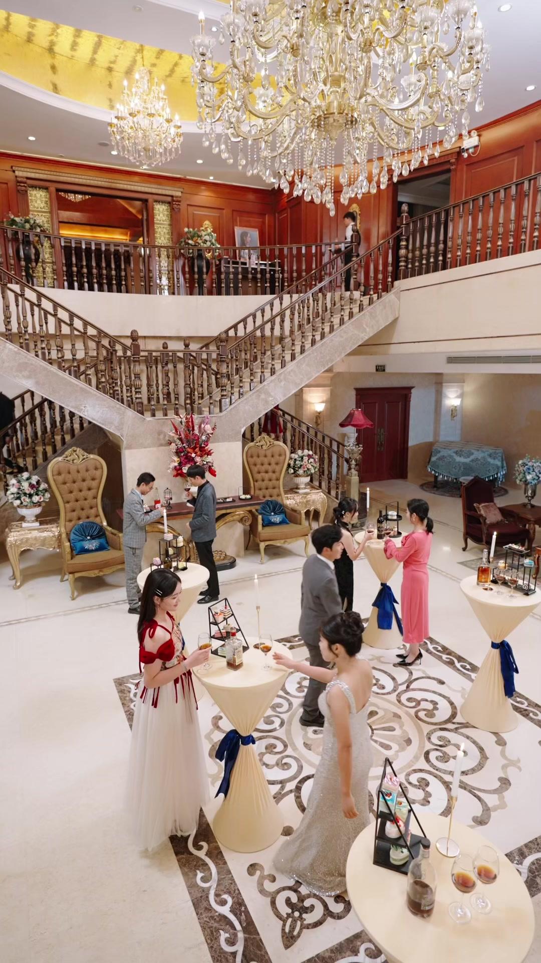 Entre promesas y secretos